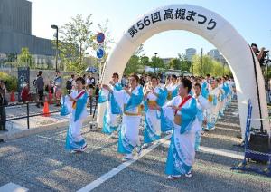 高槻音頭を踊っている様子