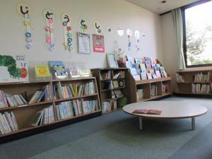 五領公民館の児童書コーナー