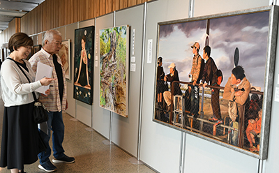 展示を見る来館者
