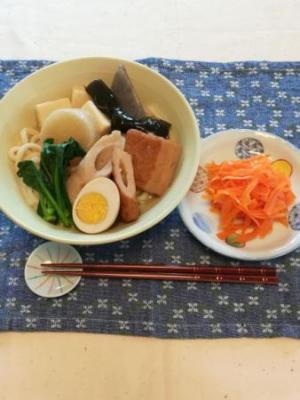 おでんうどん(茹でたうどんにおでんをのせたもの)と、ひらひらにんじんのレンジナムルの画像