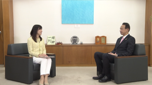 濱田市長と女性リポ―タ―が椅子に座って話す様子
