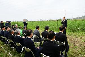 鵜殿のヨシ原で挨拶する濱田市長